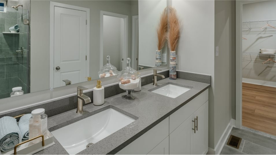 Dual sinks and direct access to the walk-in closet